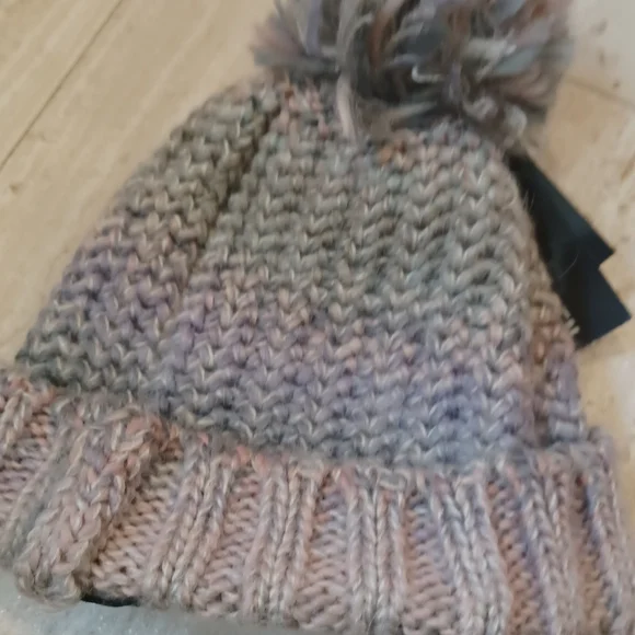 NWT Steve Madden Pastel Pom Pom Beanie - Picture 6 of 6
